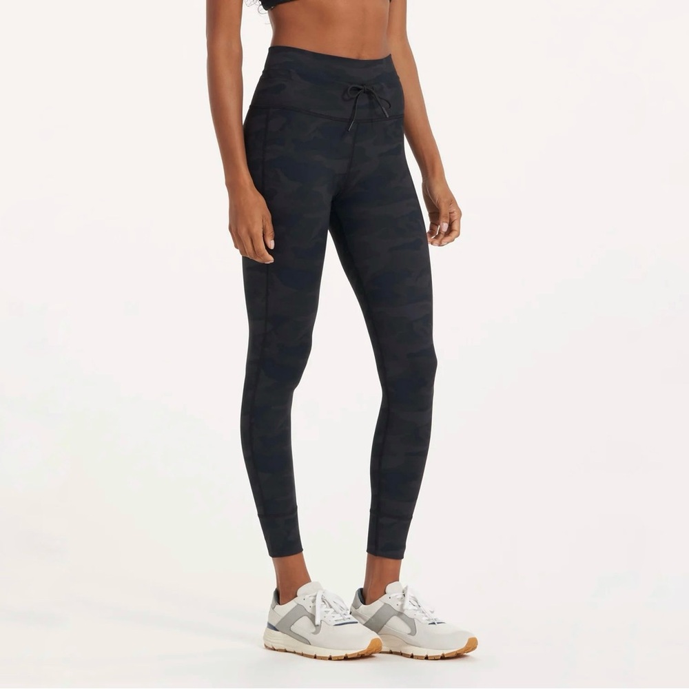 NWT vuori daily legging x-small in black camo